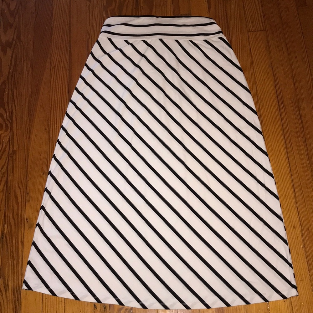 Black & white striped Maxi skirt😍
